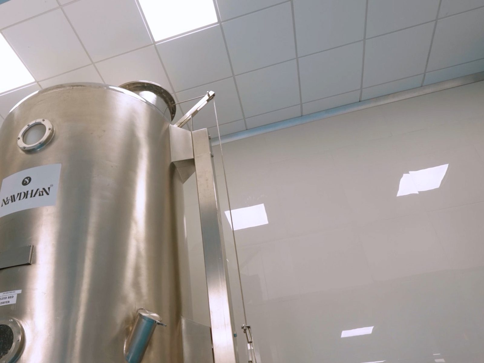 Centrifuge rinsing and hot-air drying vessel